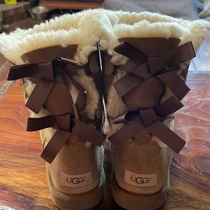 Gently Worn in Uggs size 8 fits 8 & 8.5